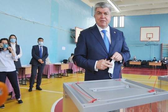 Выборы-2020: мэр Челнов Наиль Магдеев проголосовал на выборах и пообщался с наблюдателями 