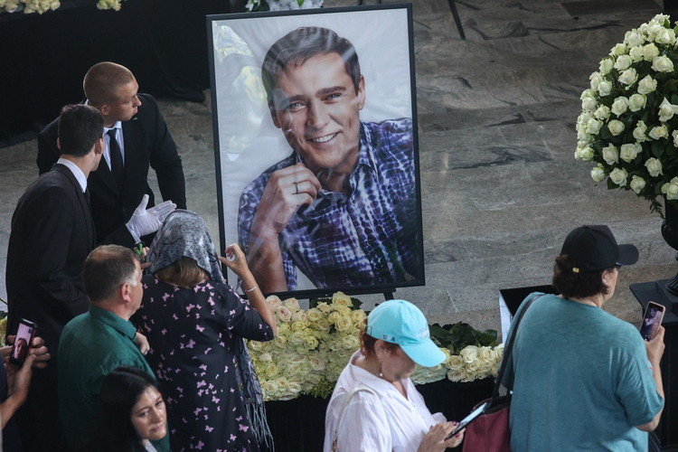 Только белые розы: в Москве попрощались с Шатуновым