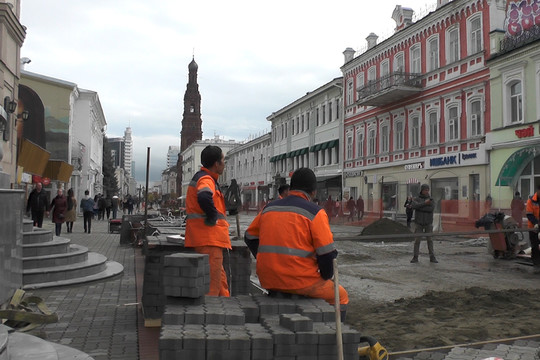 В Казани на Баумана снова меняют брусчатку