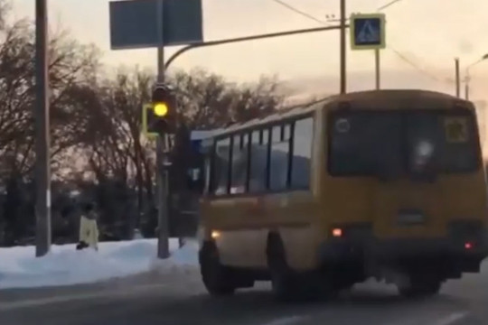 Водитель школьного автобуса в Татарстане выехал на встречку на дороге с 6 полосами