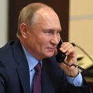 Путин провел телефонный разговор с Макроном и Шольцем