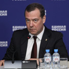Медведев раскритиковал губернаторов, отказывающихся от партии: «Ты должен быть или за белых, или за красных»