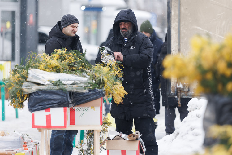 8 Марта только через два дня, но уже сегодня на улицах Казани чувствуется приближение праздника