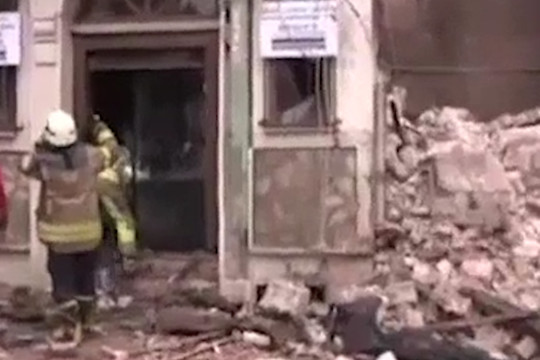В Стамбуле рухнул шестиэтажный дом, под завалами могут находиться люди