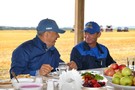 Минниханов вышел из отпуска и встретился с механизаторами Ютазинского района