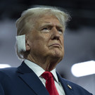 ​Трамп впервые появился на публике после покушения – у него перебинтовано ухо