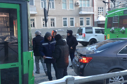 В Казани массовая авария с тролейбусами на Пушкина