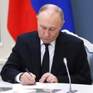 Путин анонсировал новую модель оплаты труда бюджетников в 2025 году