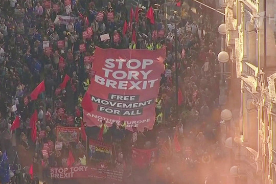 В Лондоне на улицы вышли полмиллиона человек за повторный референдум по Brexit