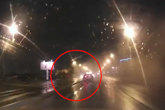 В Петербурге бетоновоз улетел в Неву 
