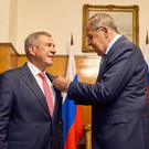 Лавров наградил Минниханова нагрудным знаком МИДа «За вклад в международное сотрудничество»