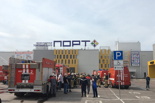 В Казани горит торговый центр «Порт»