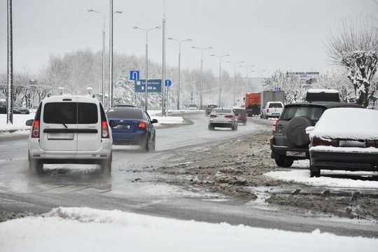 В Челнах за день выпала двухнедельная норма снега – водители негодуют
