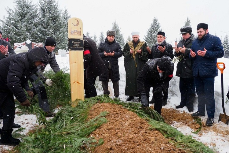 Марата Садыкова похоронили в казанском поселке Мирный