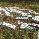 Возле Кировской дамбы скопилось более дюжины смытых ливнем автомобильных номеров