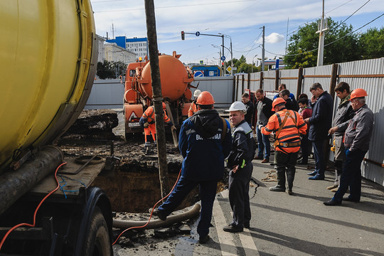 Провал на дороге спровоцировал многокилометровые пробки в центре Казани