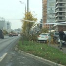 В Казани на улице Сибгата Хакима автомобилист потерял управление, снес дорожный знак и несколько деревьев