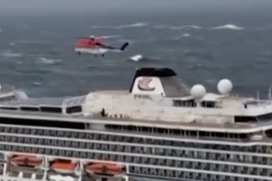 Пассажиров с круизного лайнера Viking Sky эвакуируют вертолетами