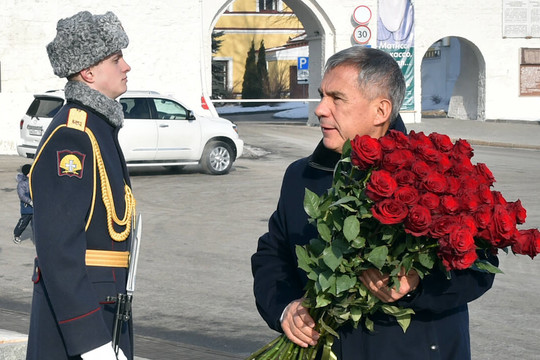 Минниханов возложил цветы к памятнику Мусе Джалилю в Казани