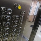 «Кто-то провел в кабине более часа»: в Челнах из-за отключения света одновременно застряло 20 лифтов