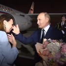Путин встретил самолет с обменянными россиянами с красной дорожкой и почетным караулом