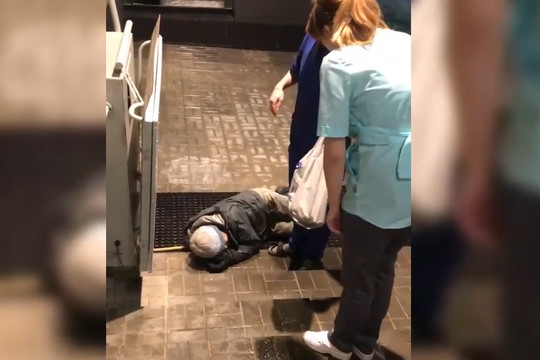 «Если умрет – ничего страшного»: в Петрозаводске охранник больницы выкинул пациента на улицу