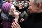 Путин обнял заплакавшую пенсионерку из Петербурга, пожаловавшуюся на проблемы дочери