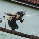 Новое граффити Бэнкси с чихающей бабушкой появилось в Бристоле