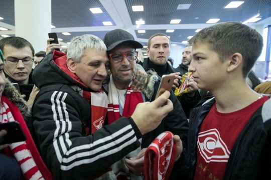«Руководство – мерзавцы!»: болельщики «Спартака» проводили Карреру в аэропорту Шереметьево