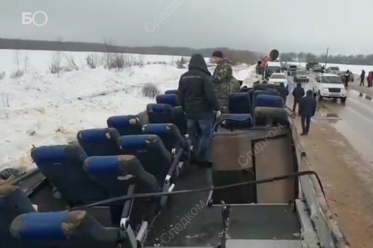 СК показал обломки перевернувшегося автобуса в Калужской области