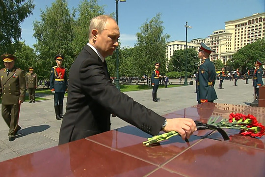 Владимир Путин возложил венок к Могиле Неизвестного Солдата