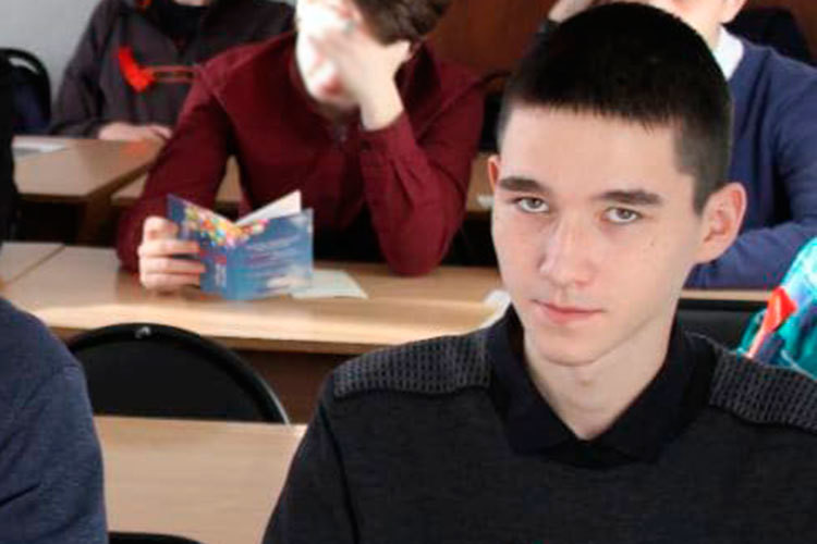 «Тихоня» в очках в первом ряду в одинаковой одежде: каким Галявиева запомнили студенты ТИСБИ?