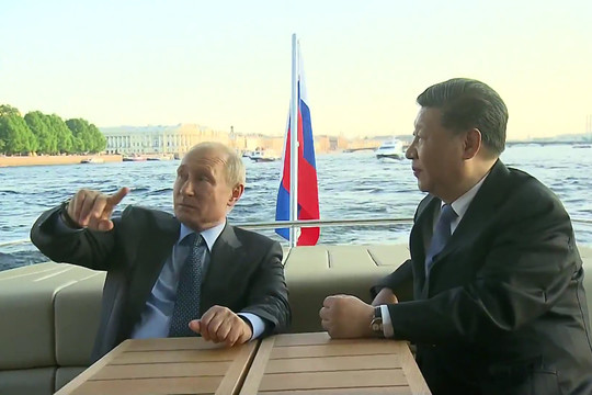 Путин и Си Цзиньпин совершили водную прогулку по Петербургу      