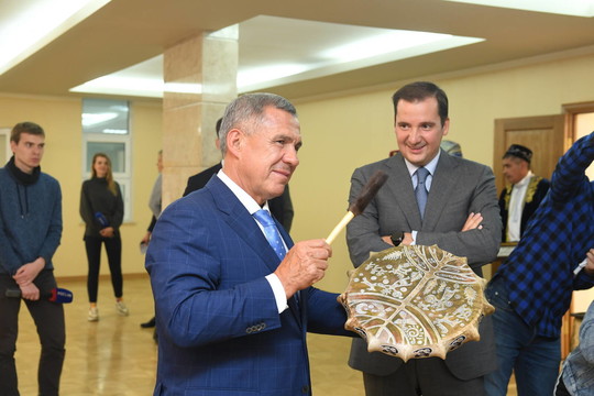 Минниханов в Нарьян-Маре сыграл на бубне