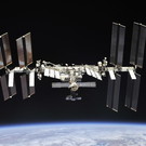 МКС с «киноэкипажем» потеряла ориентацию в пространстве