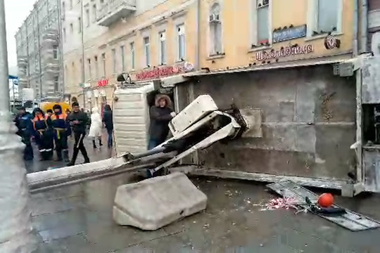 Автокран рухнул на проезжую часть в центре Москвы
