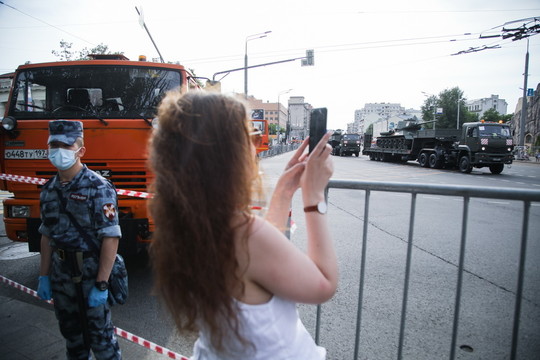 По Москве едет военная техника: началась репетиция парада Победы