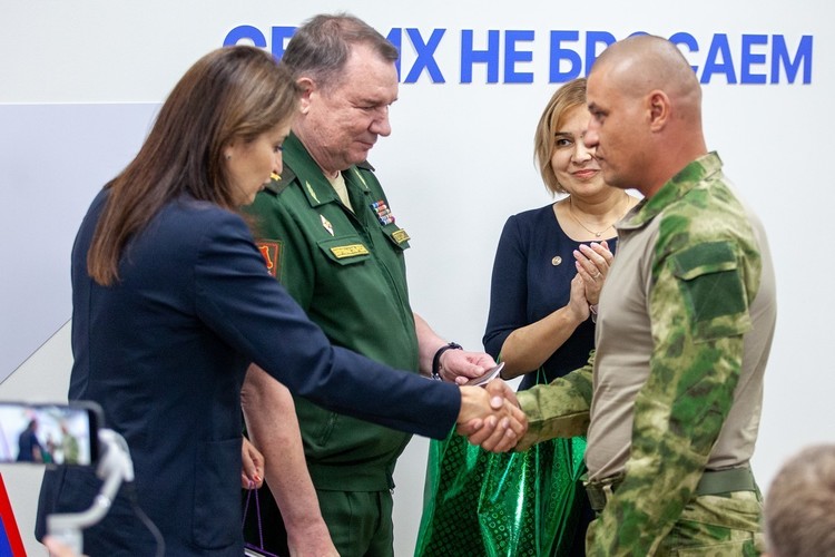 В Казани вручили ветеранские удостоверения участникам СВО