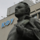 В КФУ пообещали ночью устранить аварию на улице Шмидта – из люка бил фонтан