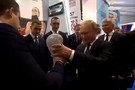 Путину в Нижнем Новгороде подарили бриллиантовую боксерскую перчатку