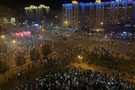 По всему Минску люди выходят на улицы, протестующие строят баррикады