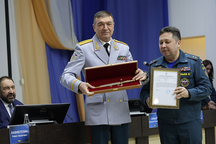 Рафиса Хабибуллина на прощание наградили генеральским кортиком