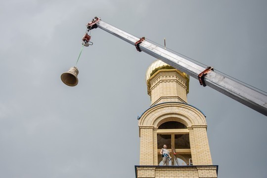 В храме Челнов установили колокола с роботом-звонарем