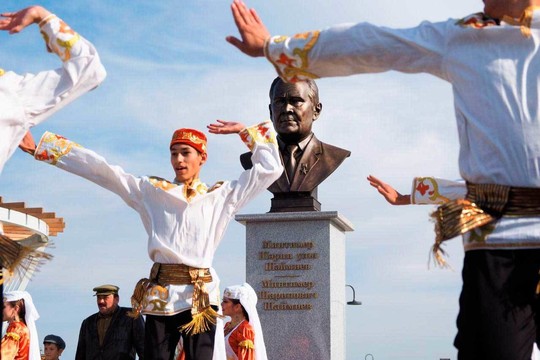 В честь Героя Труда Минтимера Шаймиева на его родине установили бюст
