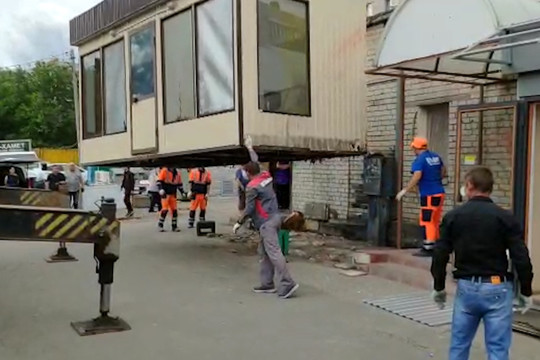 Приставы снесли незаконные ларьки на проспекте Ямашева в Казани