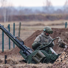 Рубль и российские акции падают на новостях об обстреле Донбасса