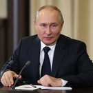 Песков: поразительно много людей призывают Путина баллотироваться