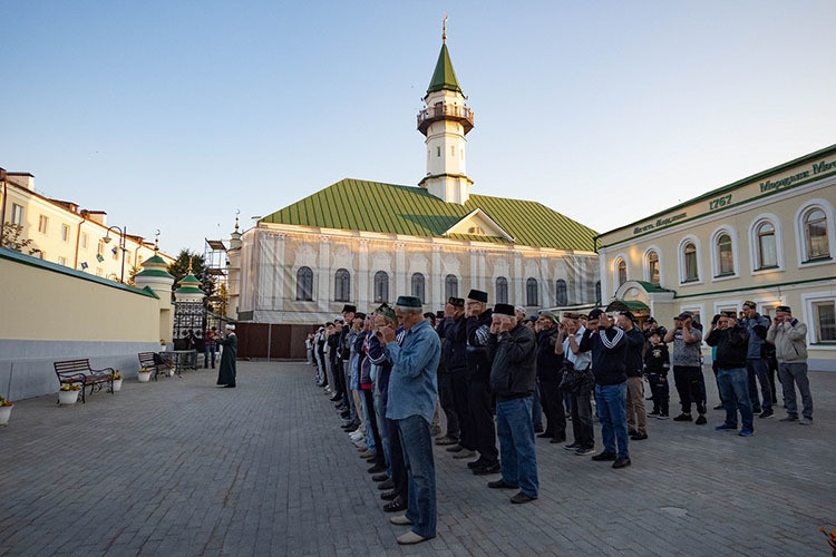 В Казани прошел праздничный намаз праздника Курбан-байрам 