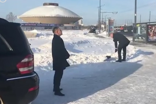 Чиновник, убирающий снег в Казани, оказался актером