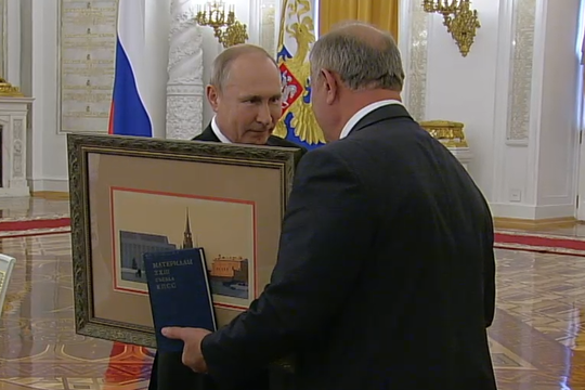 Зюганову вместо высшей госнаграды вручили книгу с материалами XXIII съезда КПСС